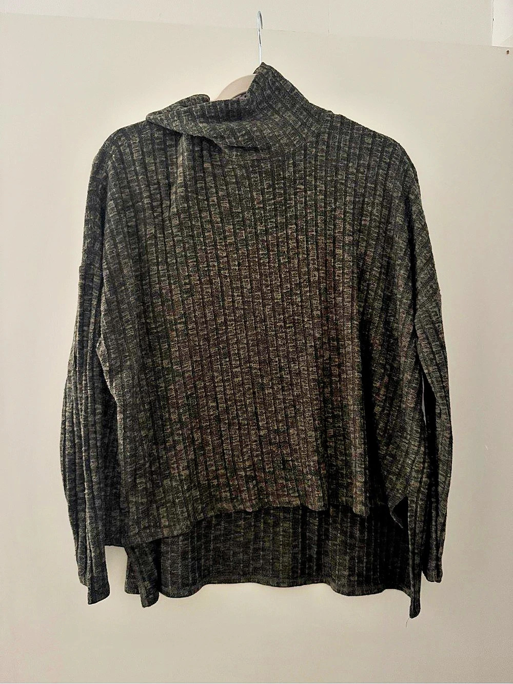 American Eagle Outfitters Ribbed Turtleneck Top in green Size Small